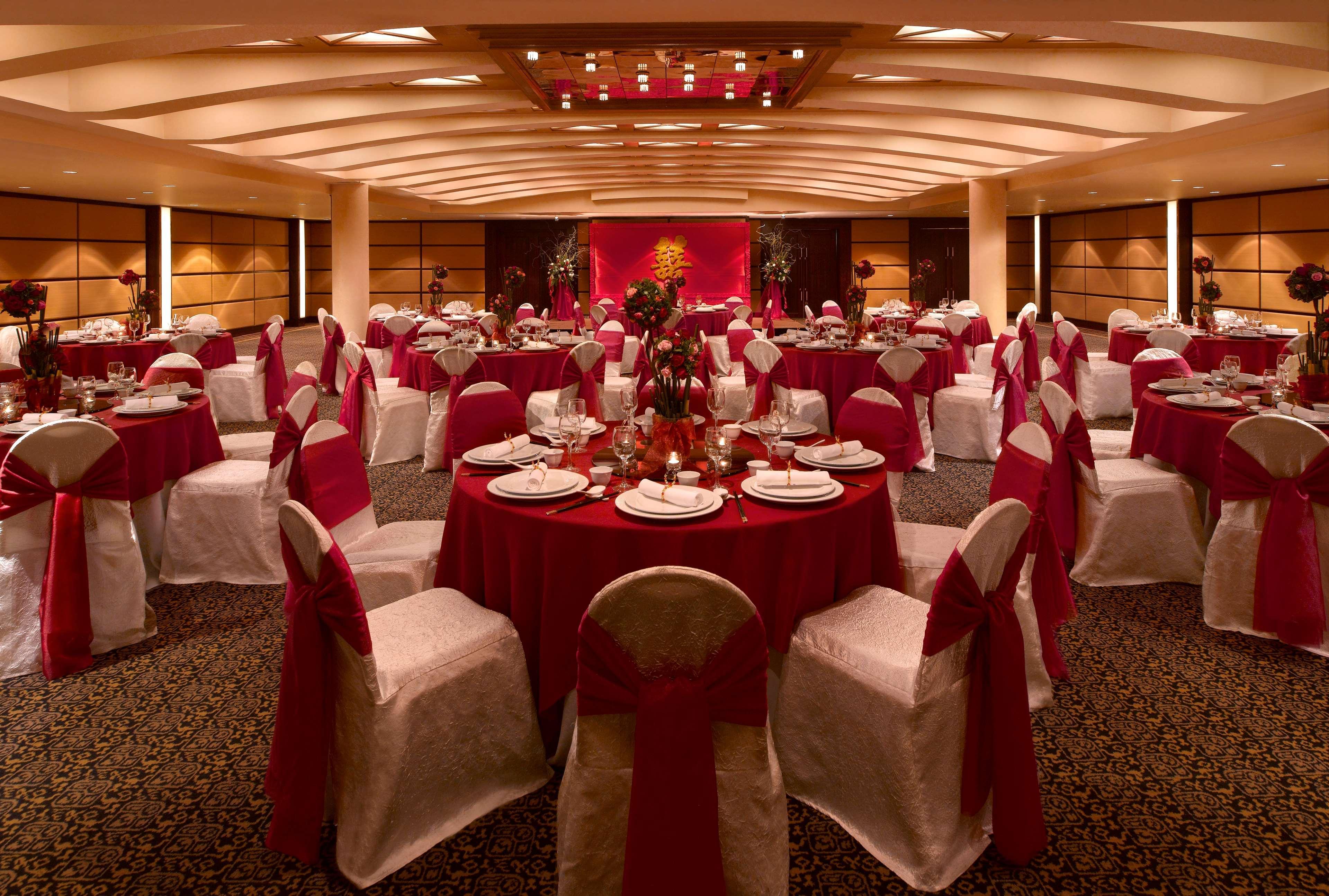 Hyatt Regency Kinabalu Hotel Kota Kinabalu Exterior foto A wedding reception at the Mandarin Oriental, Hong Kong