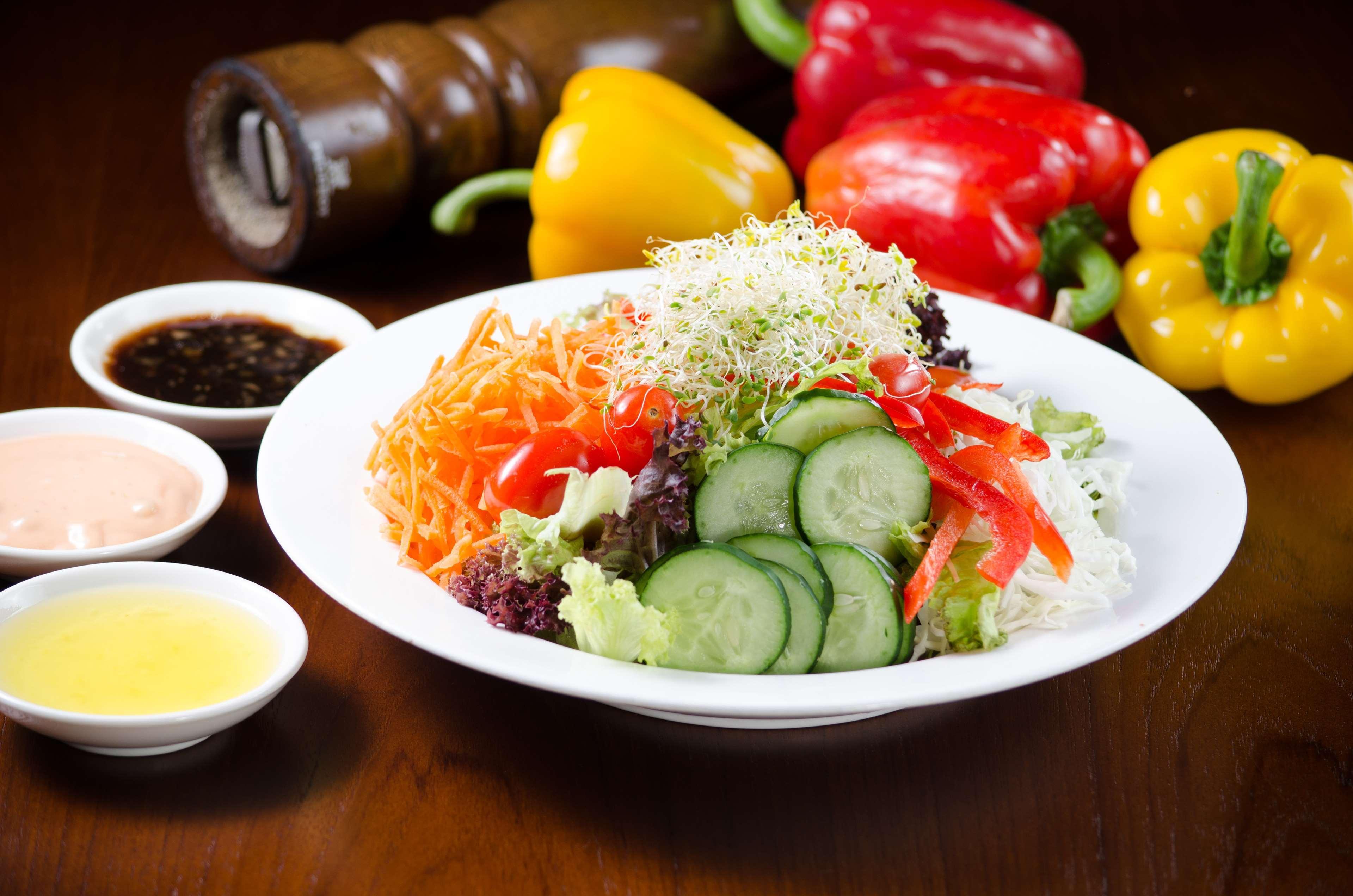 Hyatt Regency Kinabalu Hotel Kota Kinabalu Exterior foto A salad with a variety of vegetables