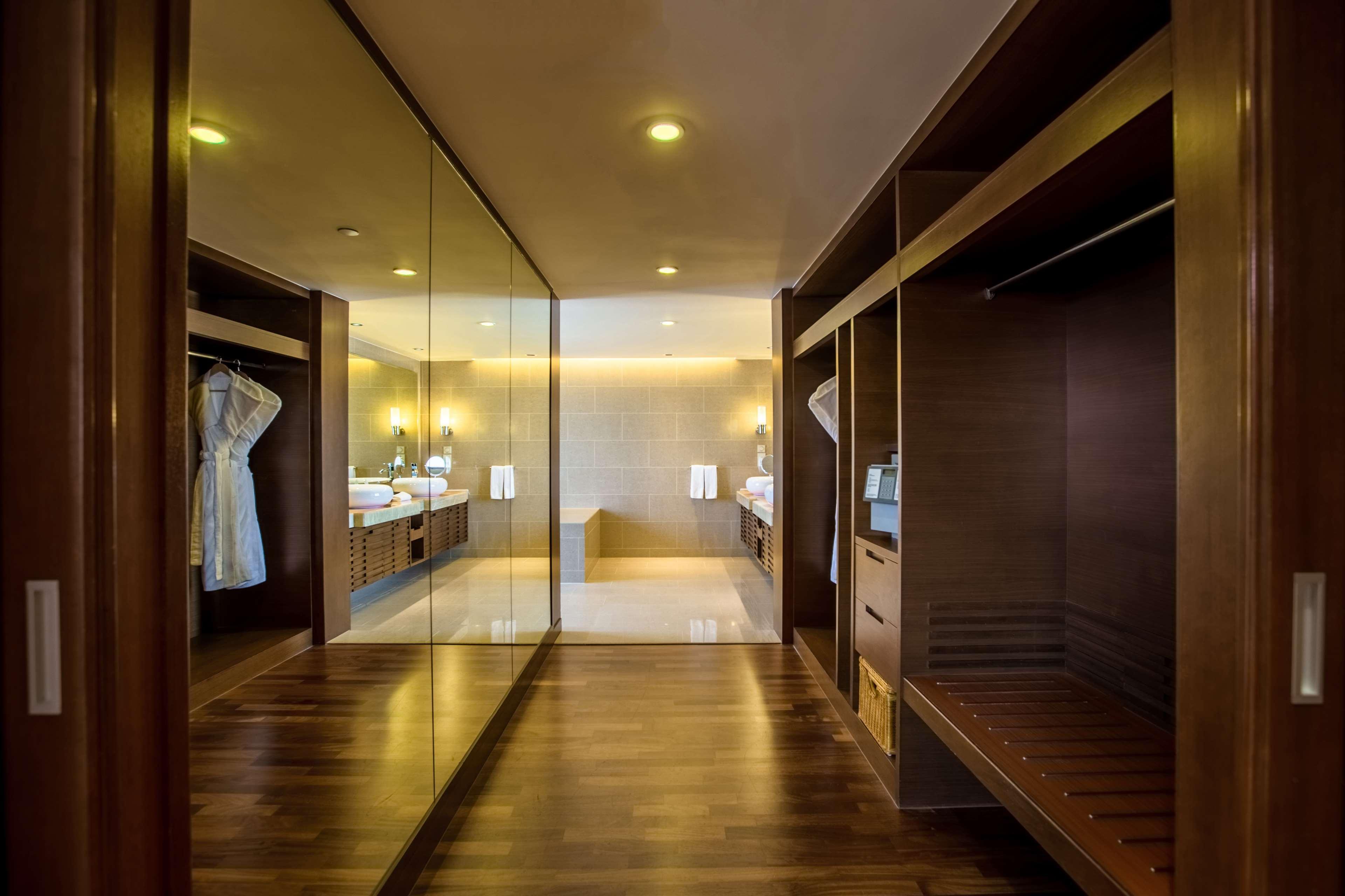 Hyatt Regency Kinabalu Hotel Kota Kinabalu Exterior foto A walk-in closet